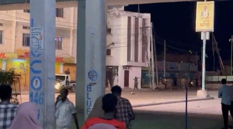 Unidentified attackers seize control of hotel in Somali capital.