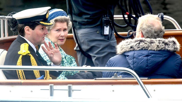 Did Netflix pause filming of “The Crown” in response to the death of Queen Elizabeth II